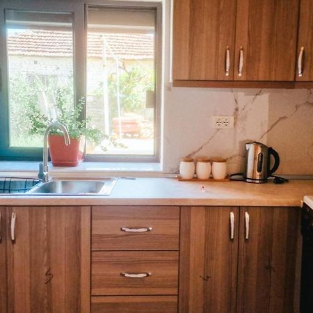 בראט Guesthouse Kroi City Center מראה חיצוני תמונה