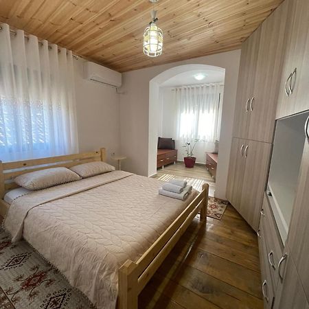 בראט Guesthouse Kroi City Center מראה חיצוני תמונה