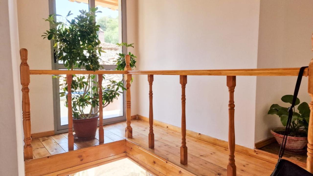 בראט Guesthouse Kroi City Center מראה חיצוני תמונה
