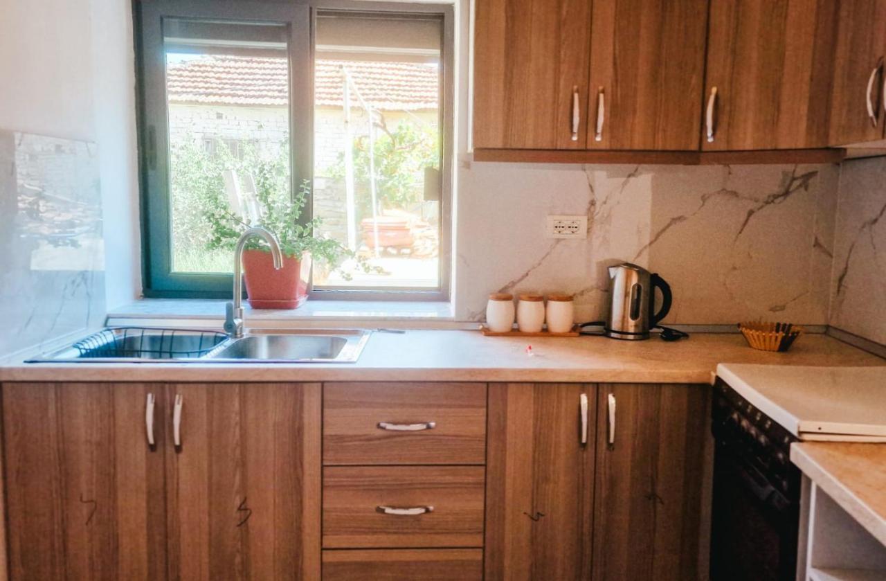 בראט Guesthouse Kroi City Center מראה חיצוני תמונה