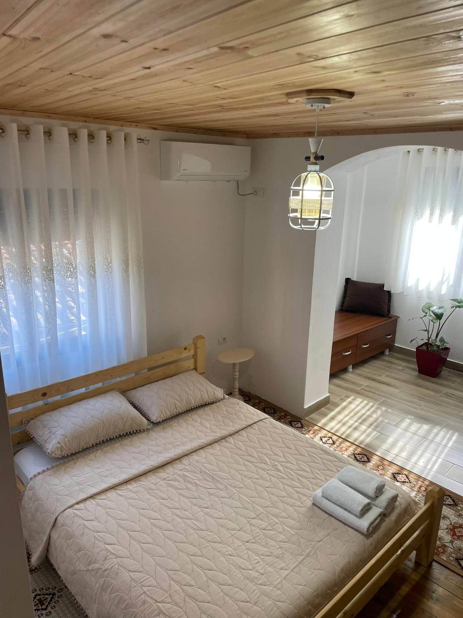 בראט Guesthouse Kroi City Center מראה חיצוני תמונה