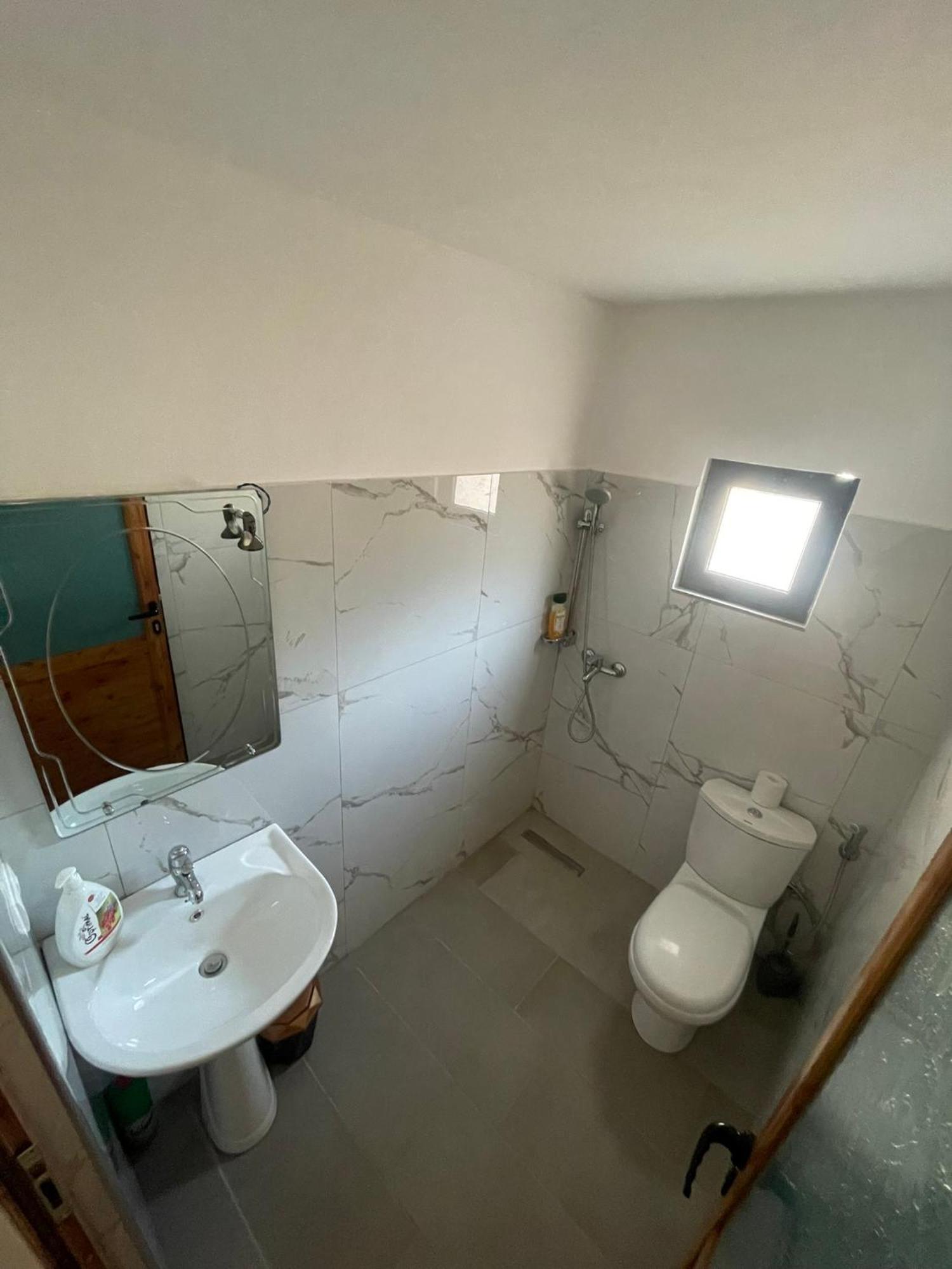 בראט Guesthouse Kroi City Center מראה חיצוני תמונה