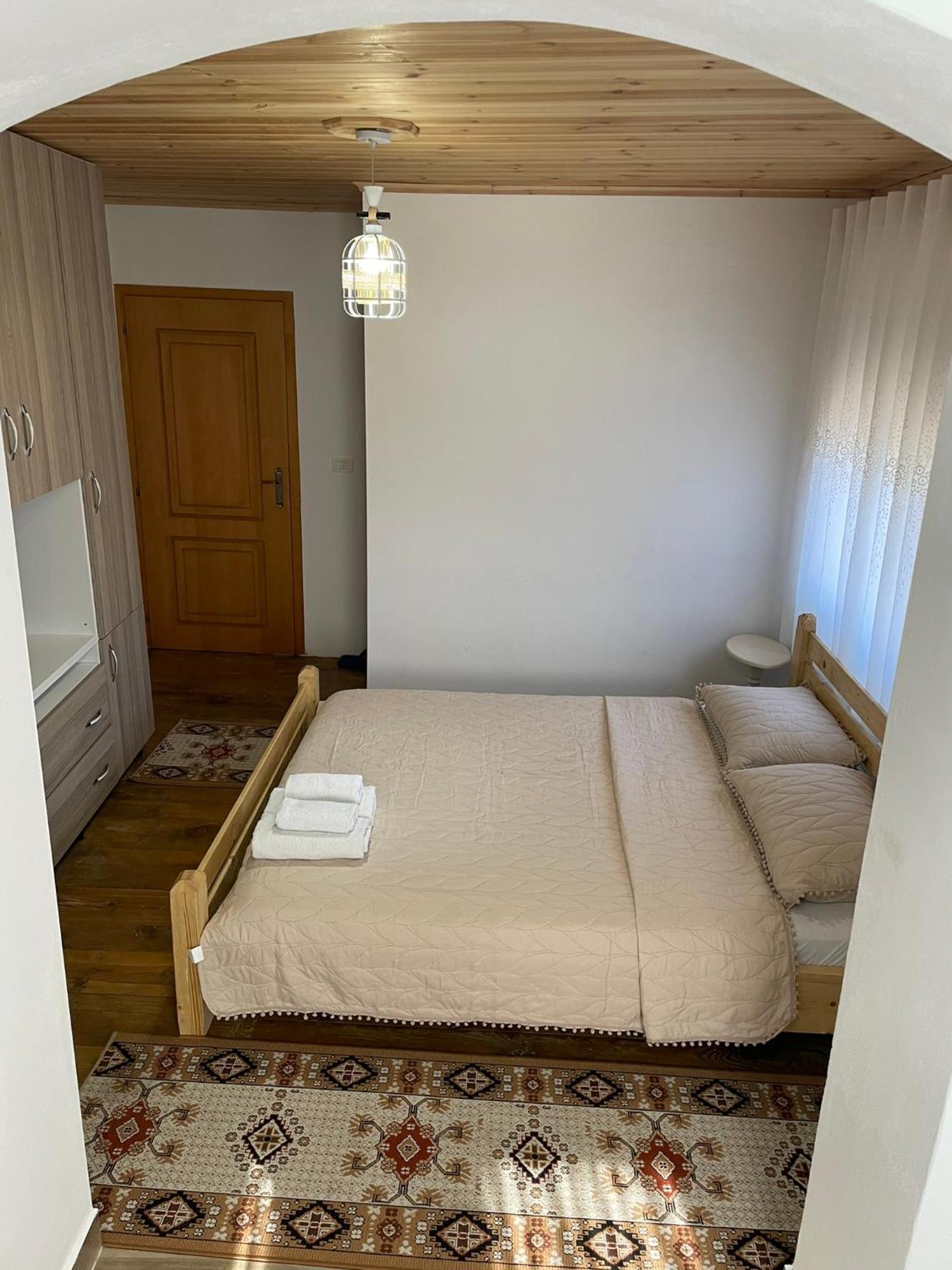 בראט Guesthouse Kroi City Center מראה חיצוני תמונה