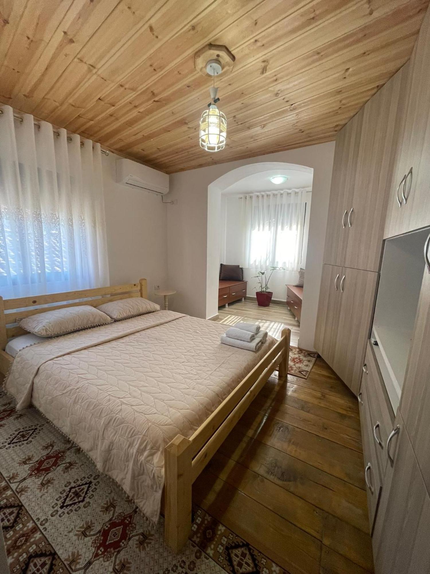 בראט Guesthouse Kroi City Center מראה חיצוני תמונה