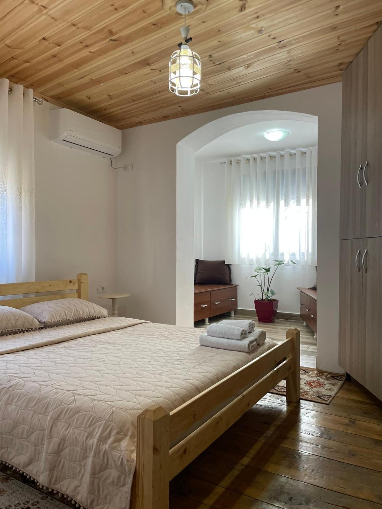 בראט Guesthouse Kroi City Center מראה חיצוני תמונה
