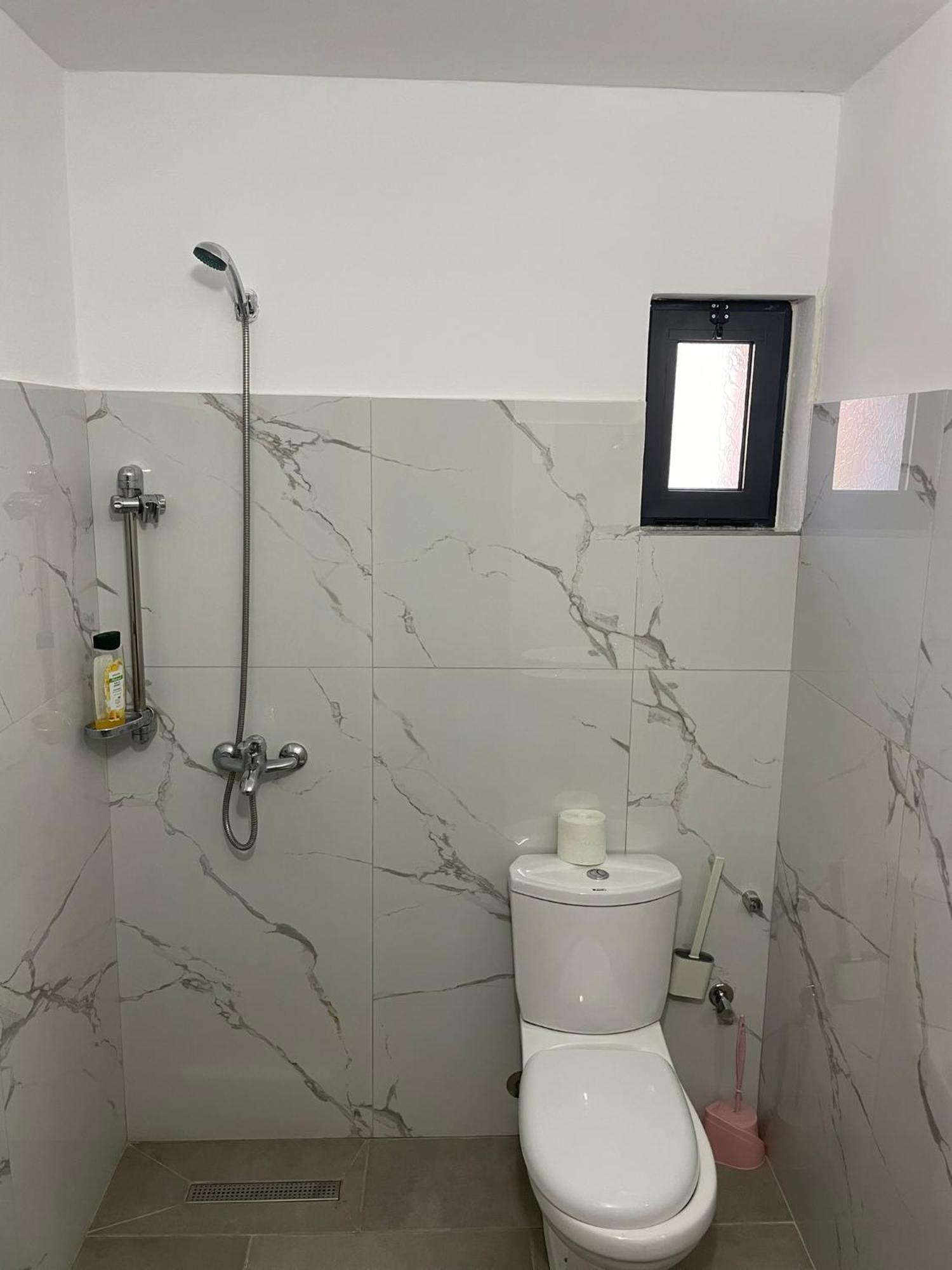 בראט Guesthouse Kroi City Center מראה חיצוני תמונה