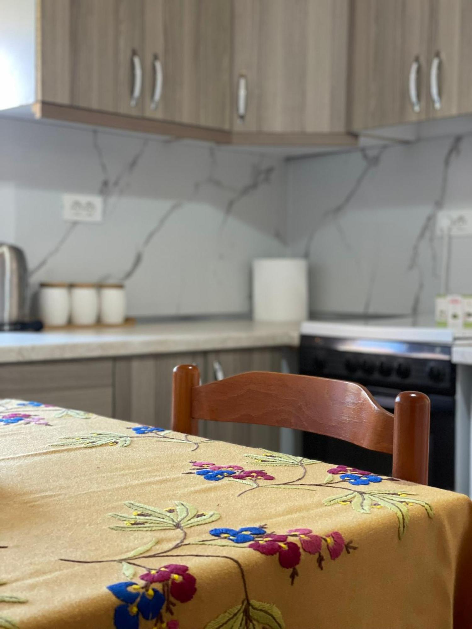 בראט Guesthouse Kroi City Center מראה חיצוני תמונה