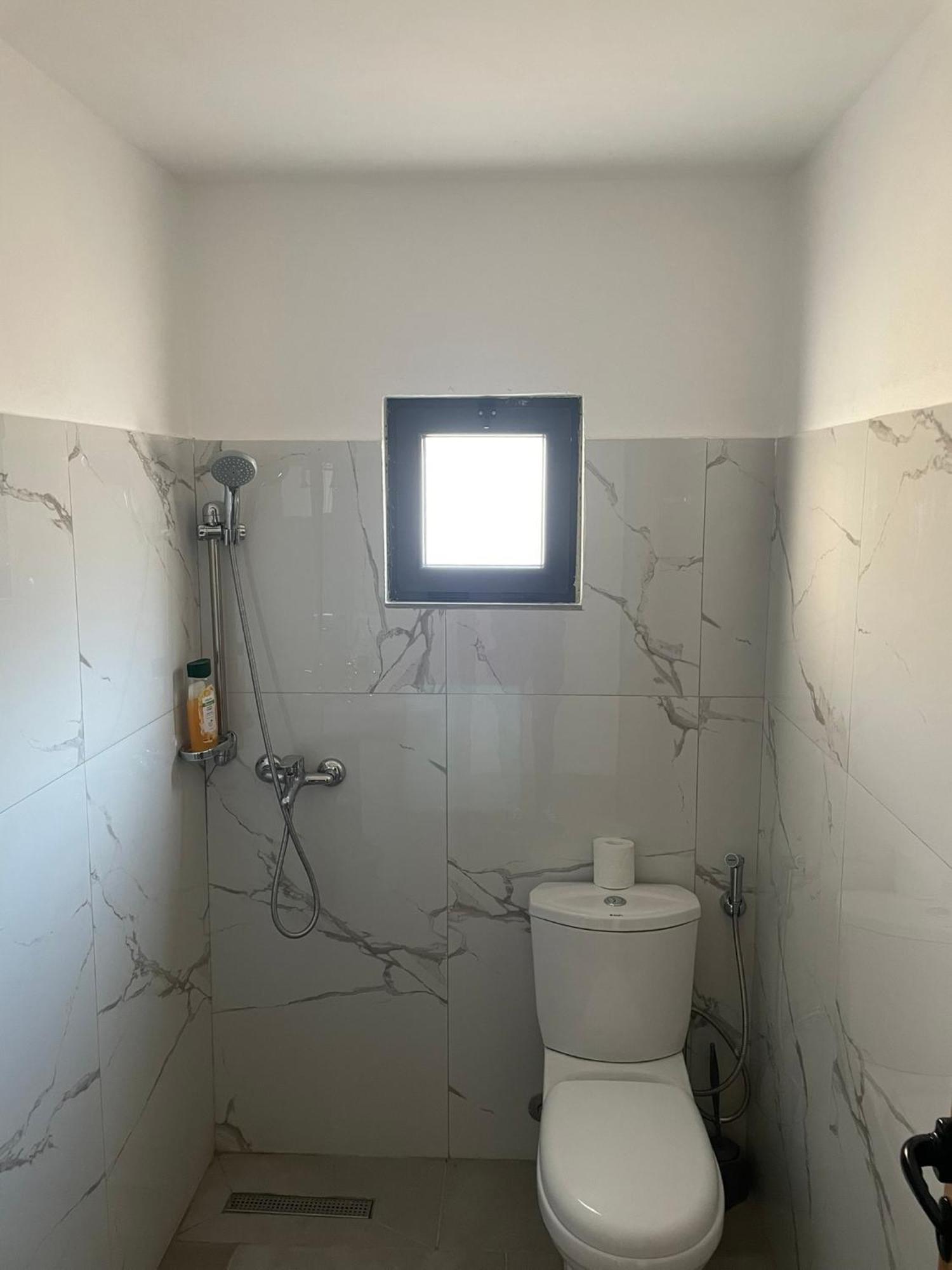 בראט Guesthouse Kroi City Center מראה חיצוני תמונה