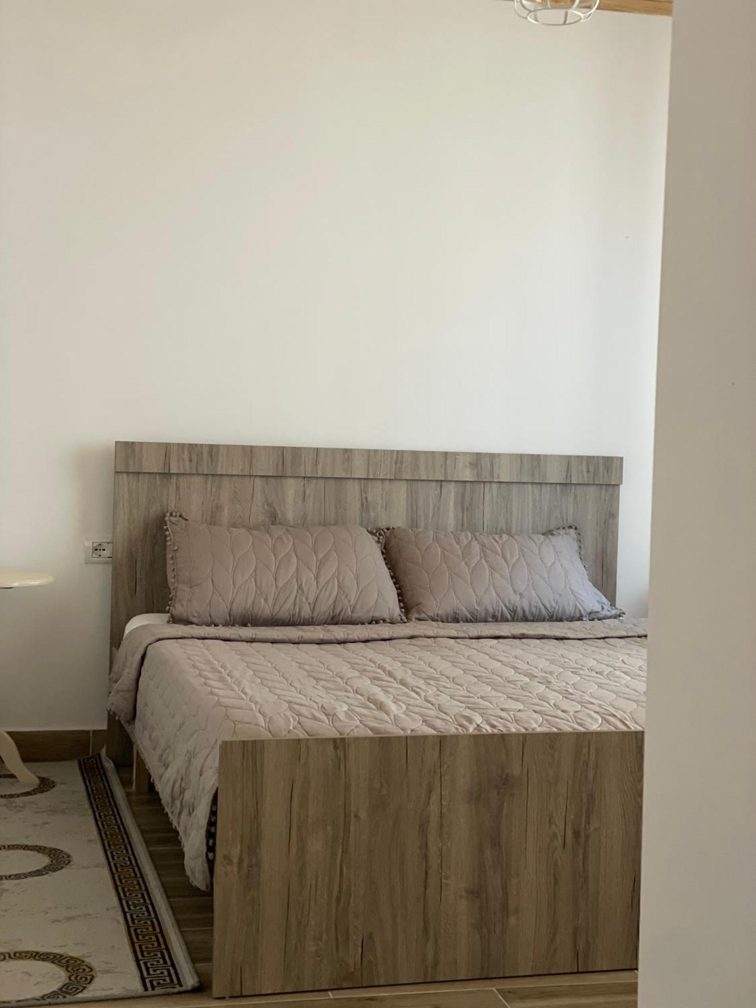 בראט Guesthouse Kroi City Center מראה חיצוני תמונה