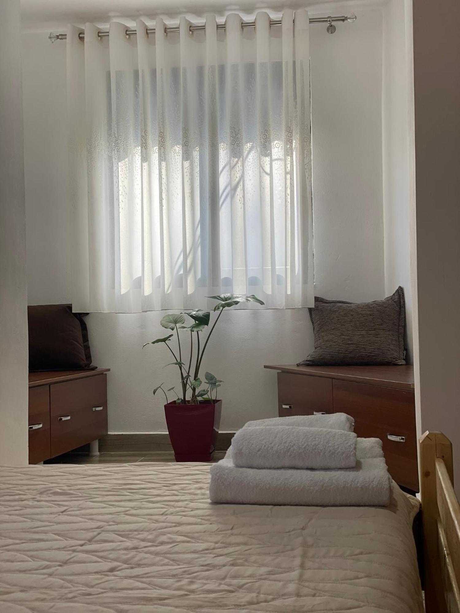 בראט Guesthouse Kroi City Center מראה חיצוני תמונה