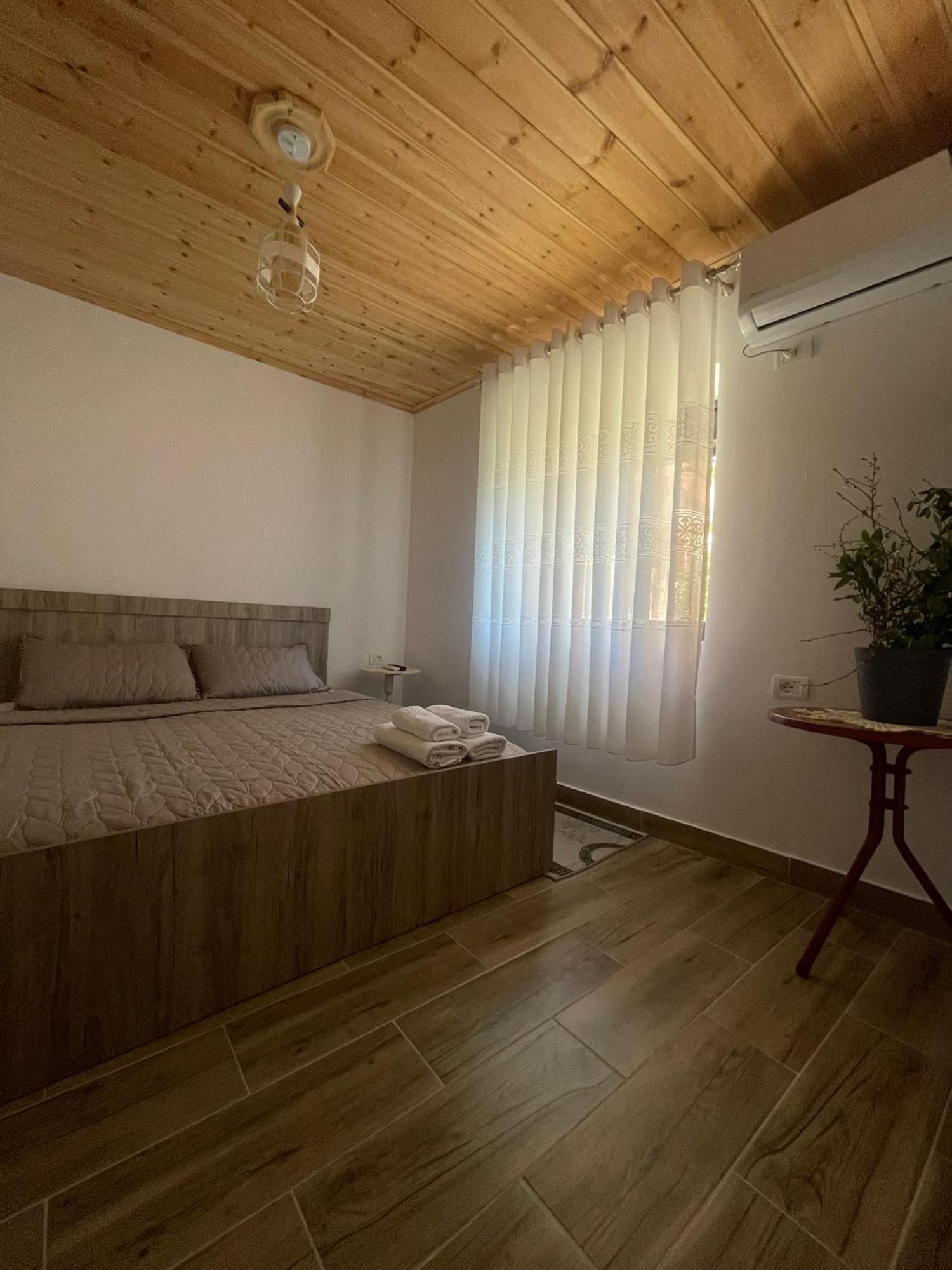 בראט Guesthouse Kroi City Center מראה חיצוני תמונה