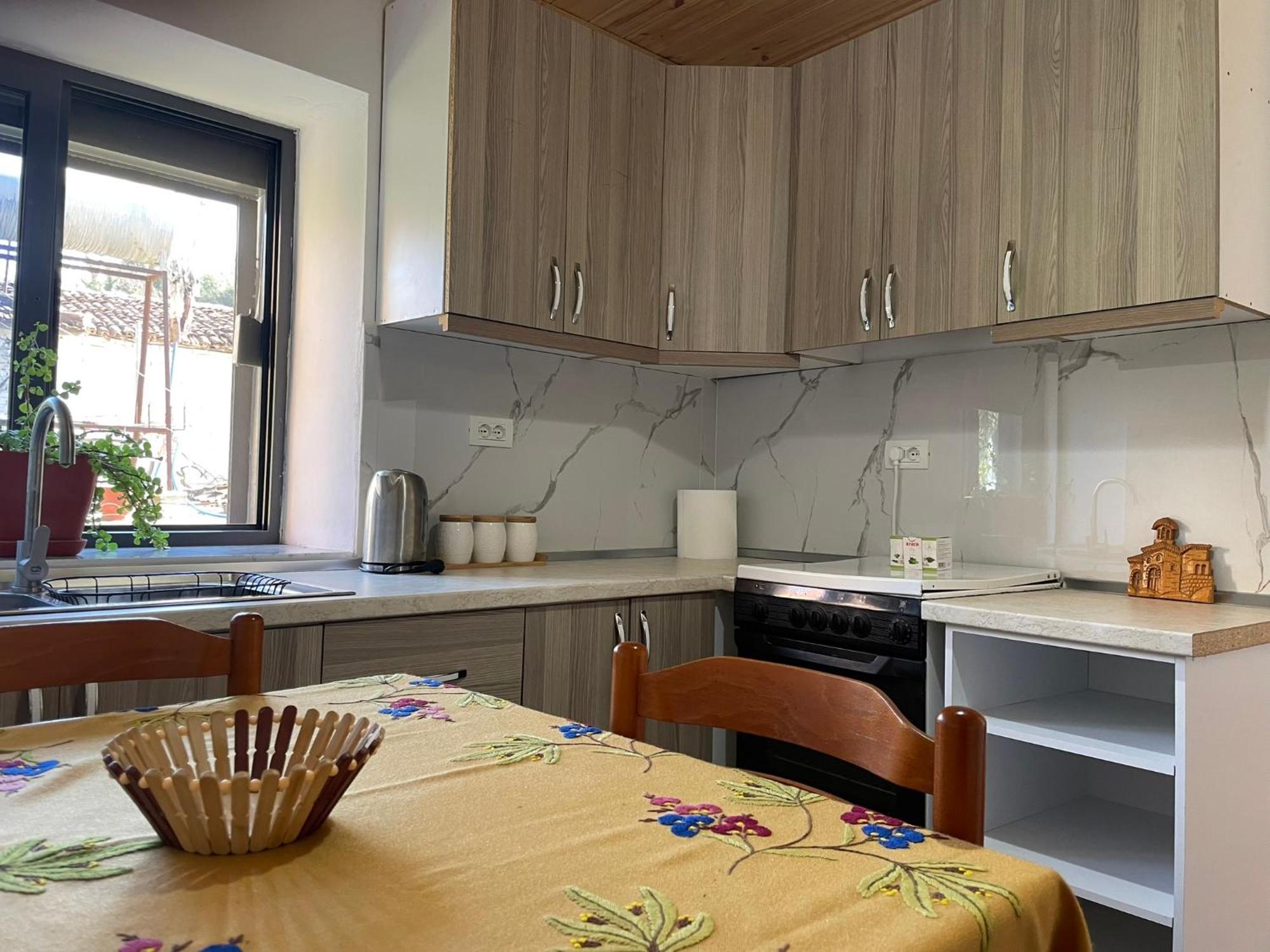 בראט Guesthouse Kroi City Center מראה חיצוני תמונה