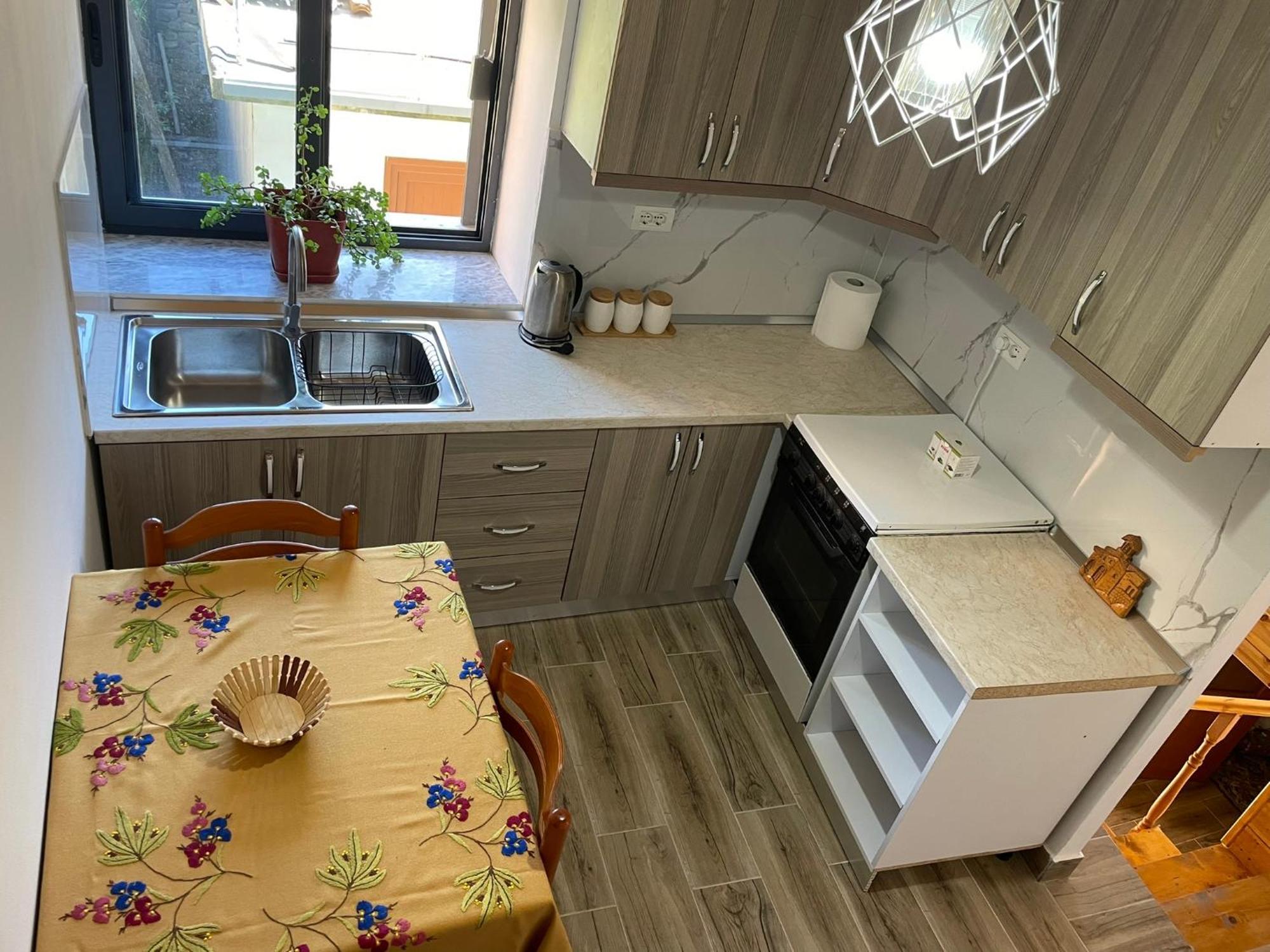 בראט Guesthouse Kroi City Center מראה חיצוני תמונה